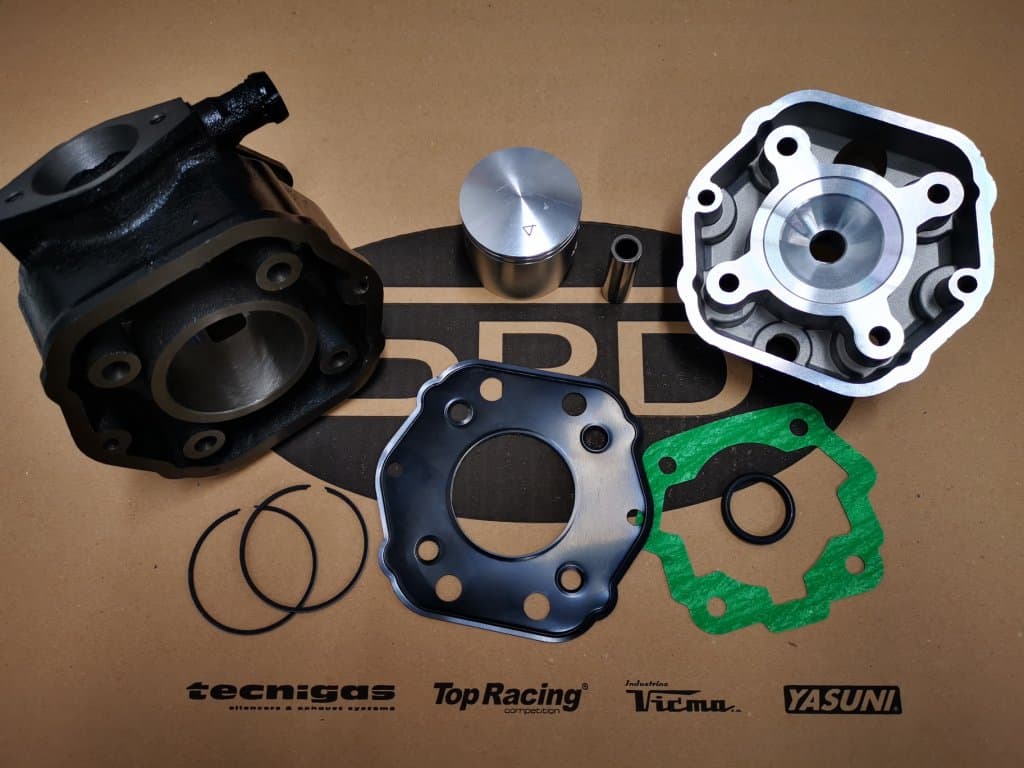 Racing Force 70ccm-es öntöttvas komplett hengerszett (Derbi EBE / EBS - fekete)