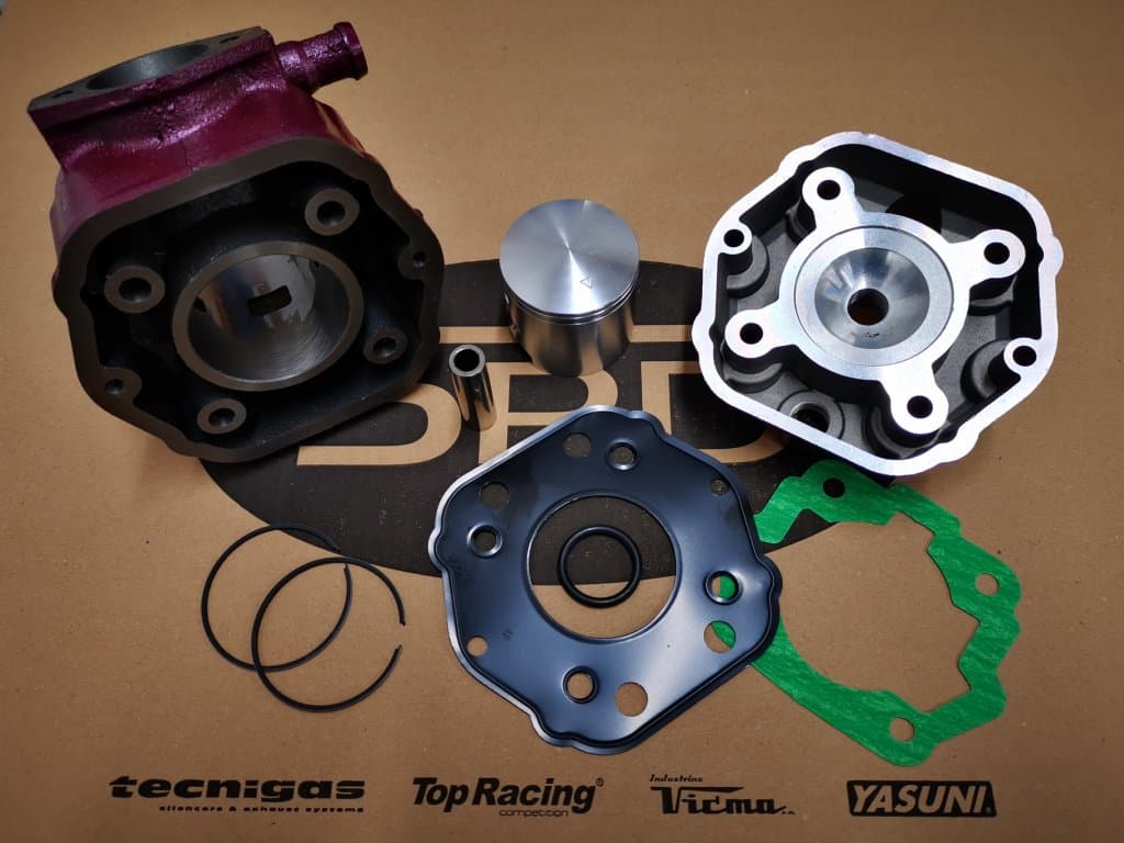 Racing Force 70ccm-es öntöttvas komplett hengerszett (Derbi EBE / EBS - rózsaszín)
