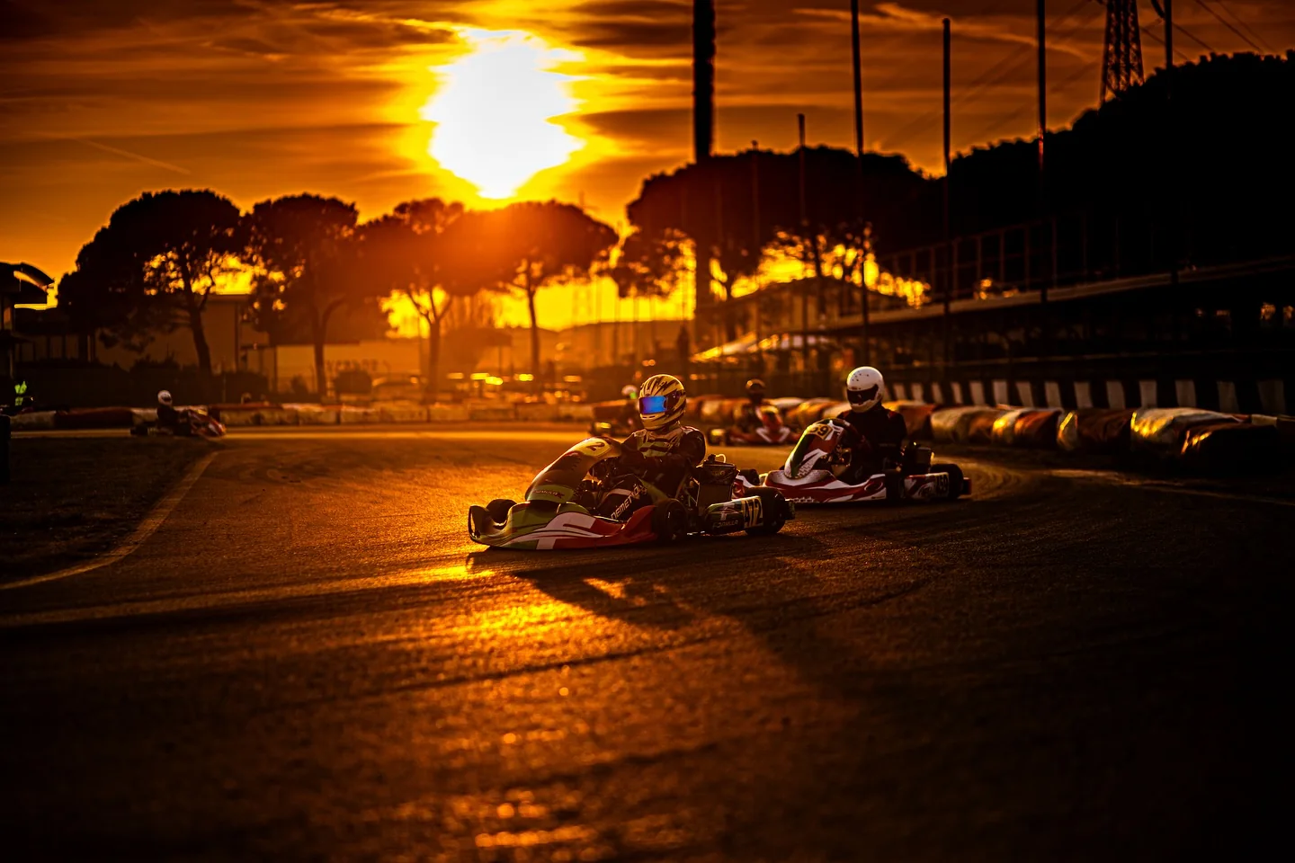 Gokart a pályán, naplementében