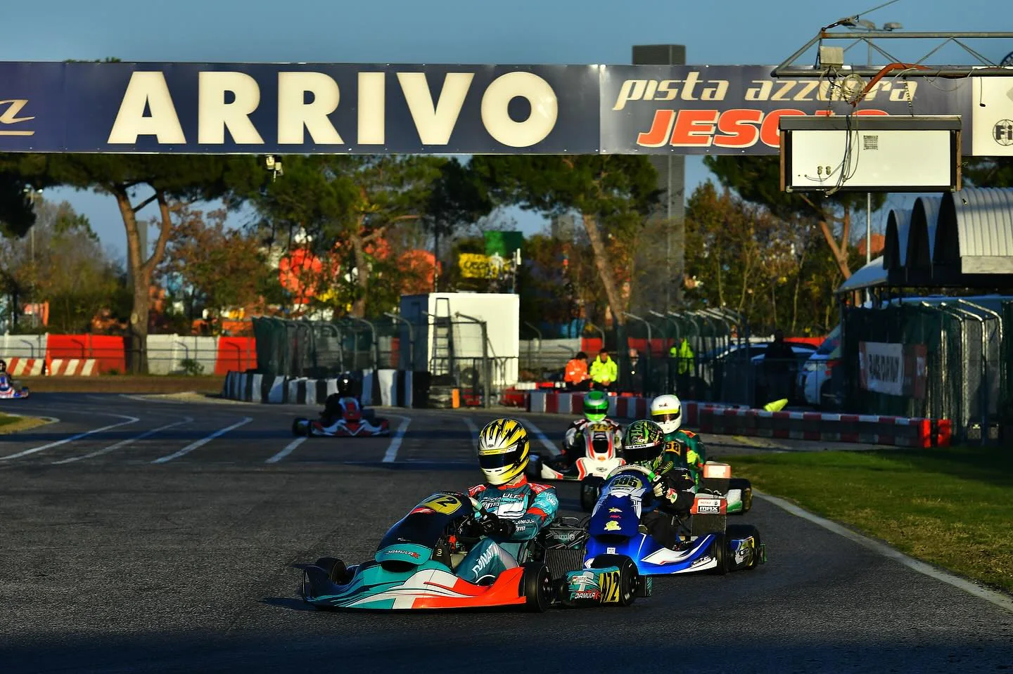 Gokartmezőny a rajt után